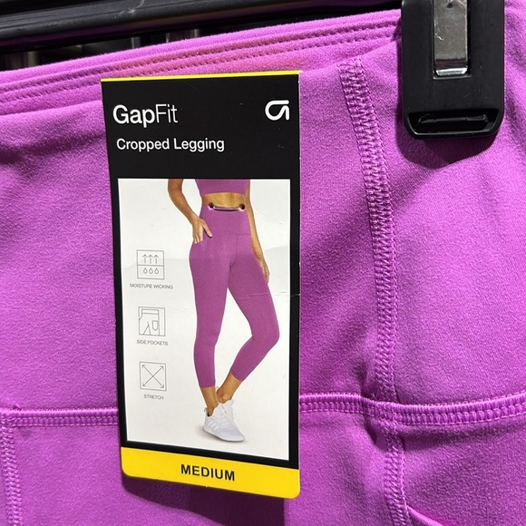 Gap Fit cropped high waist leggings, moisture wicking, side pockets inseam 20” - Picture 3 of 10